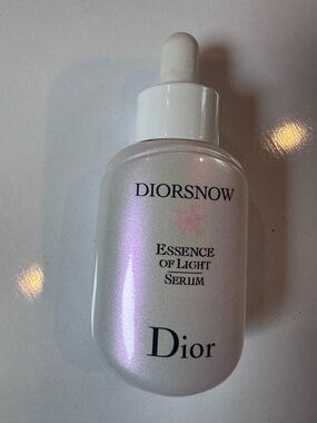Christian Dior DIORSNOW Essence of Light Brightening Milk Serum loz|
30ml